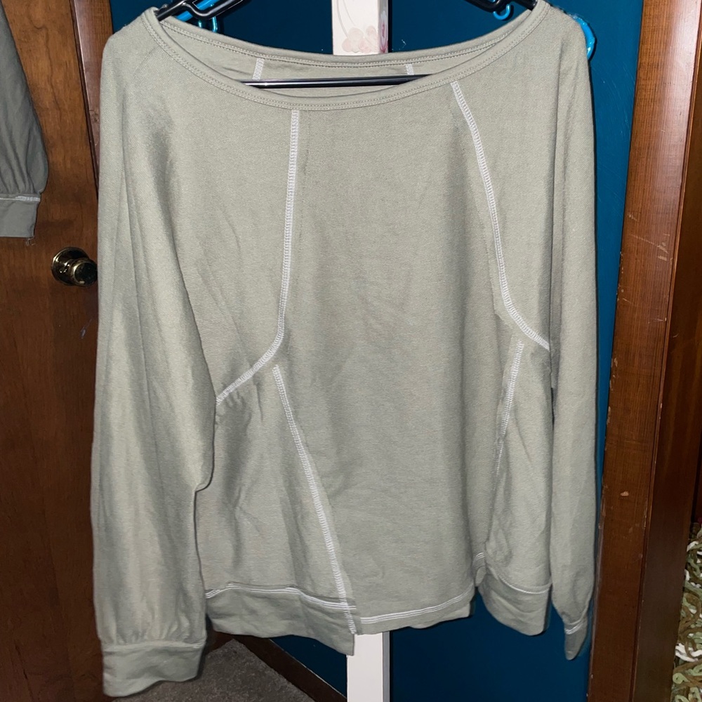 Medium long sleeved top